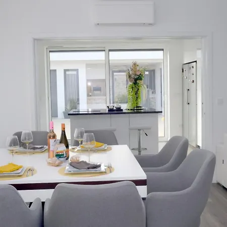 Ruhiges Modernes Haus Parkplatz Wlan Whirlpool * أفيرو