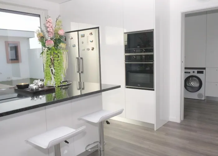 Holiday home Ruhiges Modernes Haus Parkplatz Wlan Whirlpool *